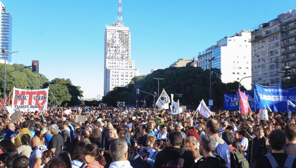 Milei enfrenta la etapa más difícil: cae su popularidad