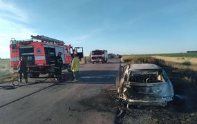 Los bomberos de Rojas e Inés Indart trabajaron en la extinción de un incendio de pastizales en la Ruta 30