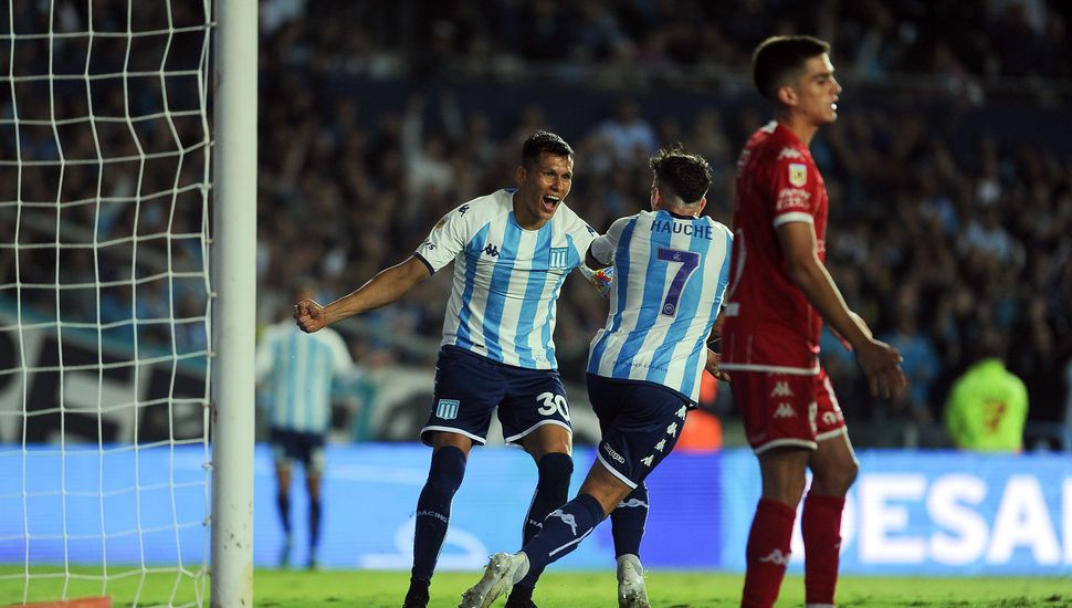 Racing venció a Huracán y se prende en la pelea