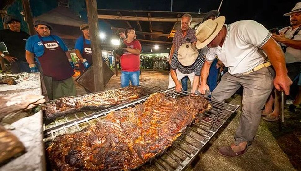 A minutos de Paraná: cómo es el pueblito donde se come el mejor asado con cuero de Argentina