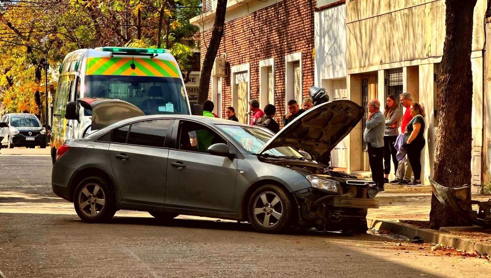 Accidente vehicular en el centro de Pergamino: una mujer debió ser hospitalizada