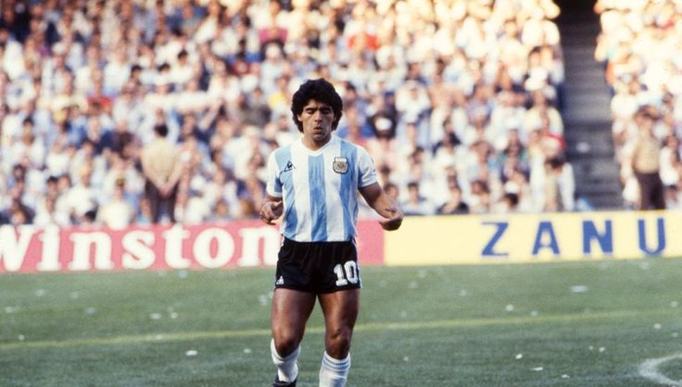 Subastan la primer camiseta que usó Maradona en el Mundial ´82