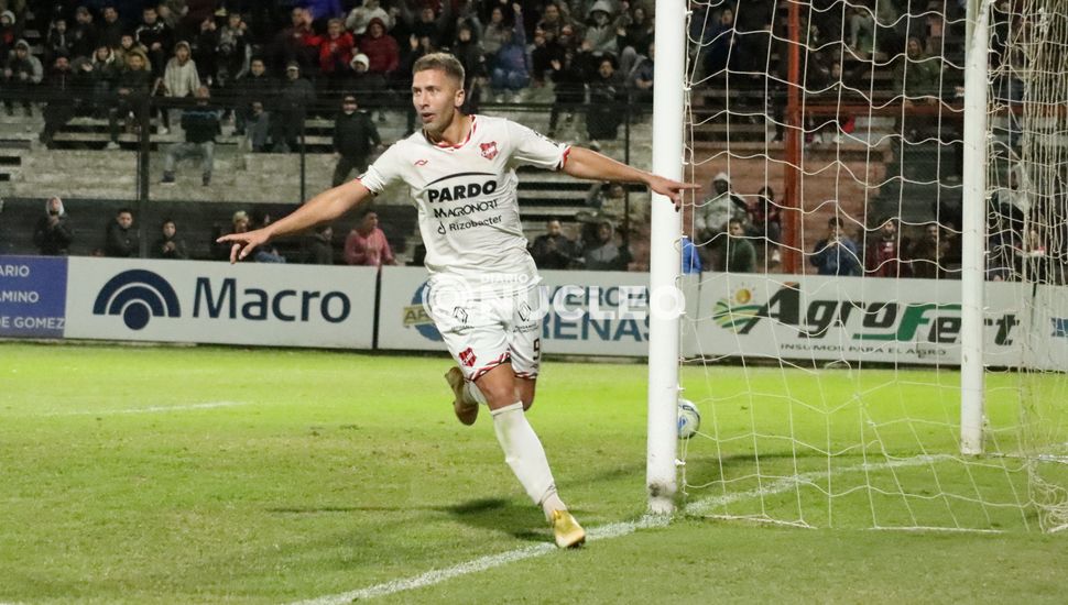 Douglas le ganó a Defensores del Pronunciamiento con una noche mágica de Johansen