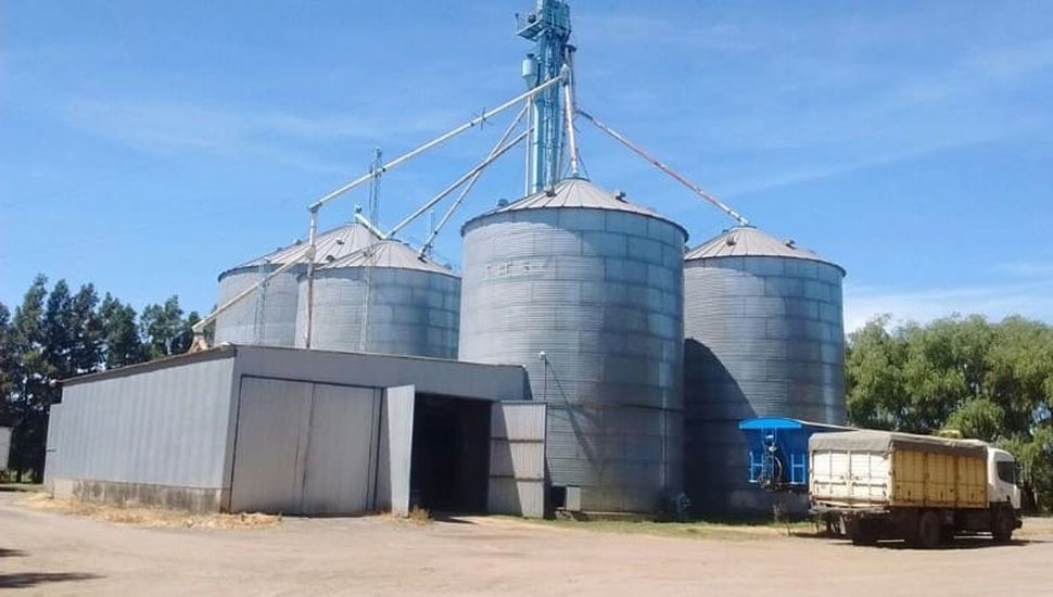 Un trabajador debió ser rescatado tras quedar atrapado en una planta de acopio de granos