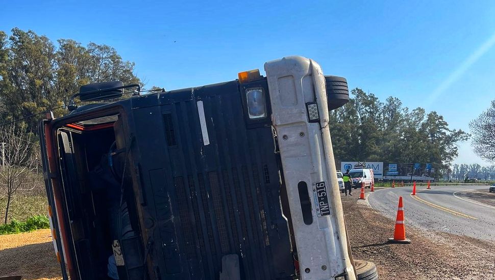 Un camión volcó en la Ruta Nº 8