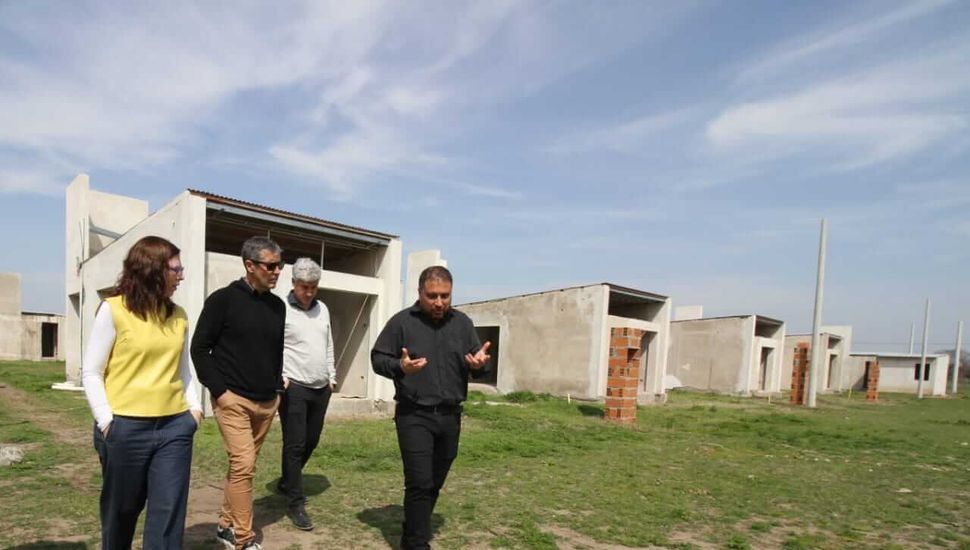 La ministra bonaerense Batakis recorrió la obra de 66 casas en Colón