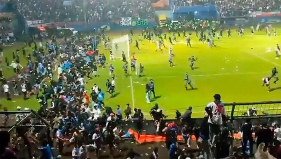 Tragedia en Indonesia, al menos 174 muertos en una estampida y disturbios durante un partido de fútbol