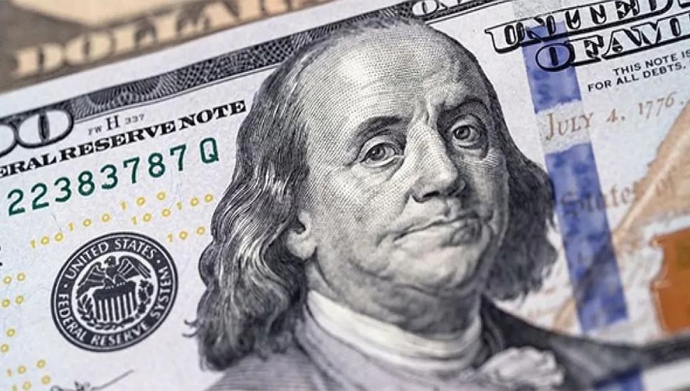 El dólar blue pegó un fuerte salto y se acercó a los $340