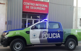 Madrugada de furia en Rojas: rociaron con nafta a dos inspectoras y hubo una batalla campal en el barrio Covendiar I