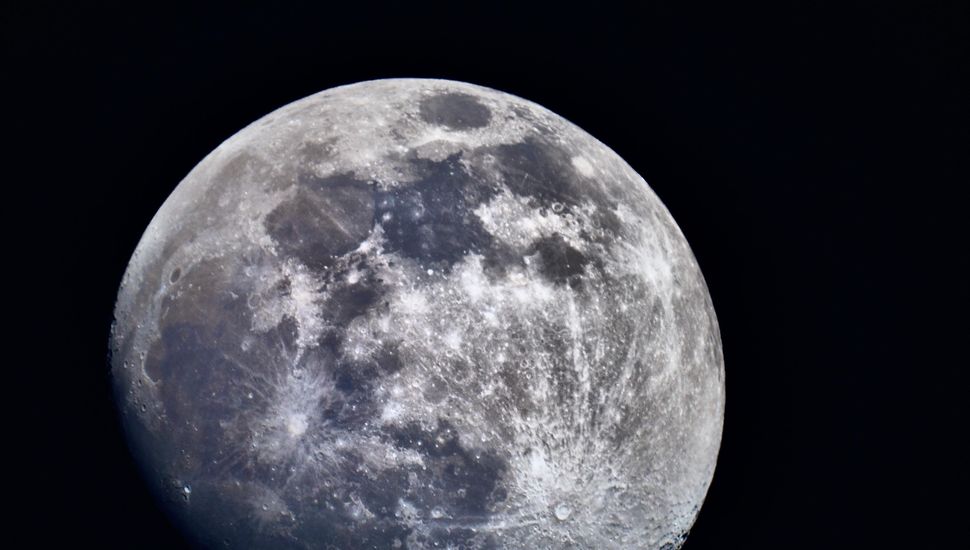 Encuentran en la Luna un material que fue objeto de teorías de la conspiración en la pandemia