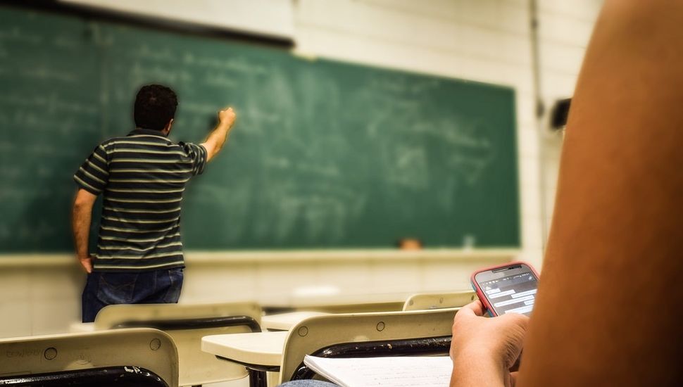 Buenos Aires se convierte en la tercera provincia en prohibir el uso de pantallas en las escuelas primarias