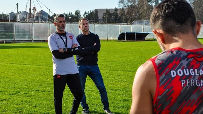 Douglas presentó a Adrián Aranda como nuevo entrenador