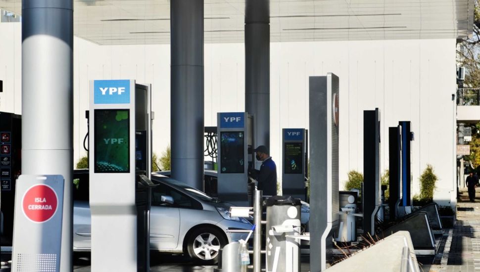 Aumento del combustible: ya se paga más caro que en otros países vecinos