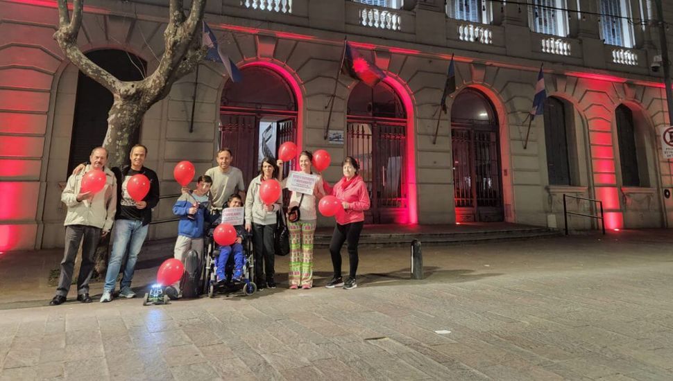 El Palacio Municipal se iluminó ayer de rojo para concientizar sobre la Distrofia Muscular de Duchenne