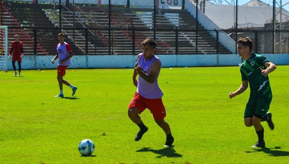Douglas jugó su primer amistoso ante la Reserva de Sarmiento de Junín