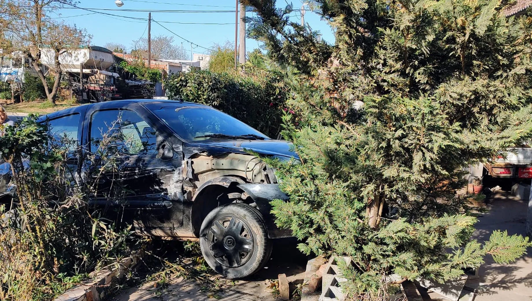 Un auto perdió el control y chocó contra una casa • Diario Núcleo