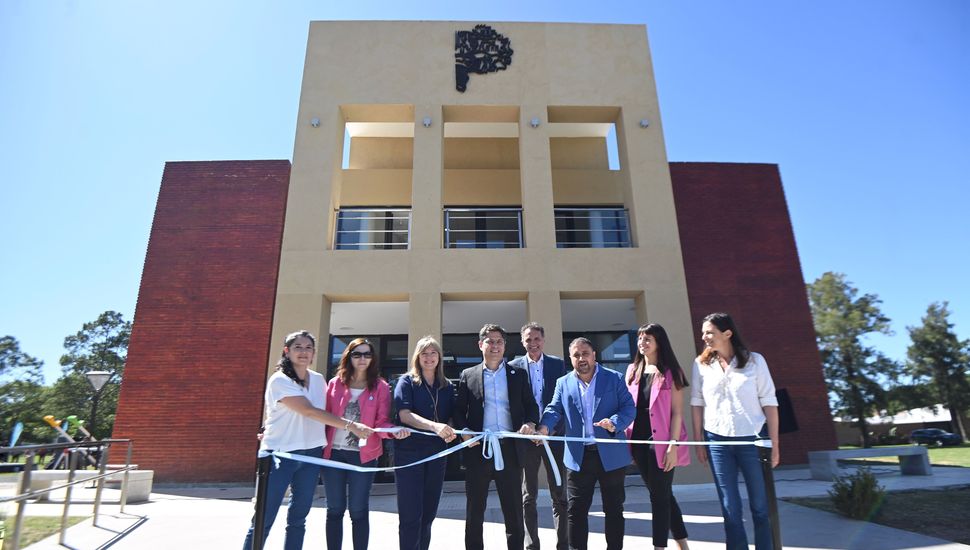 El gobernador Kicillof inauguró la Casa de la Provincia en Colón