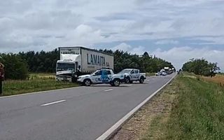 Un motociclista perdió la vida tras chocar de frente contra un camión en la Ruta 8