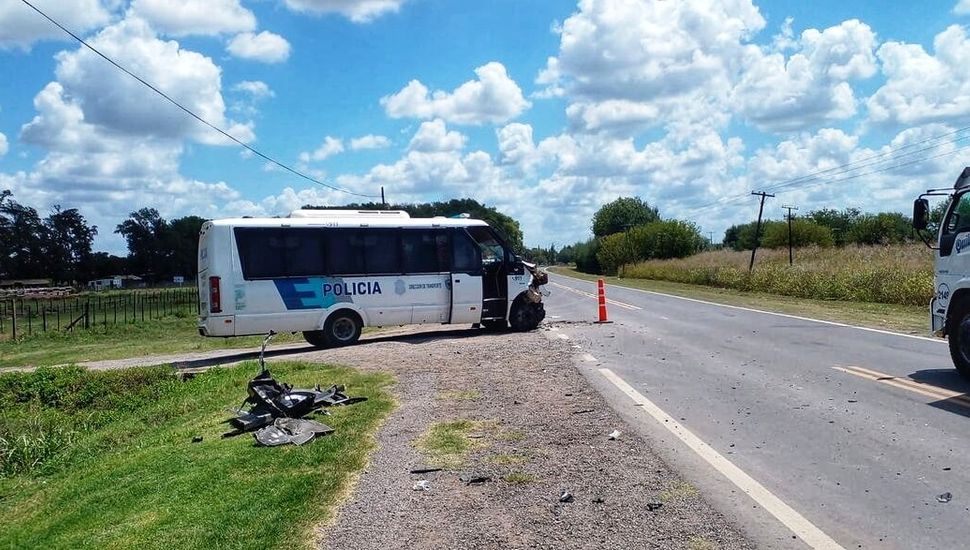 Un camión chocó contra un colectivo de la Policía en la Ruta Nº8