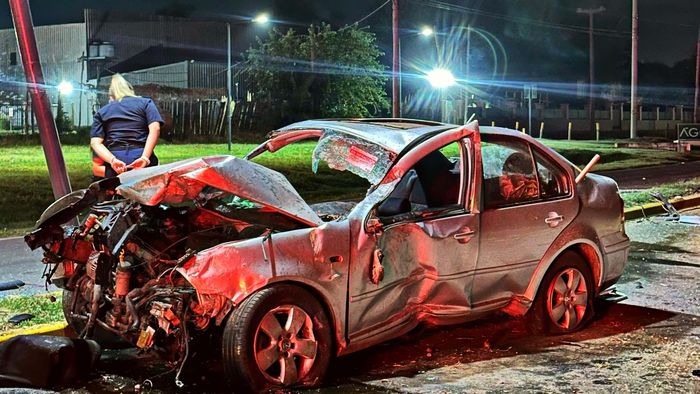 Un auto chocó contra dos columnas del alumbrado público en Avenida Pellegrini