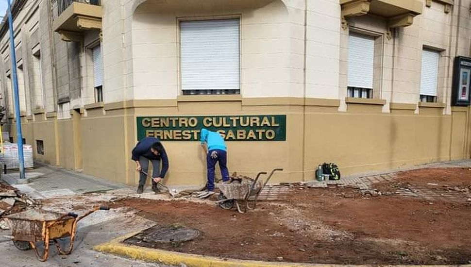 Se realiza la reparación de la vereda del Centro Cultural Ernesto Sabato