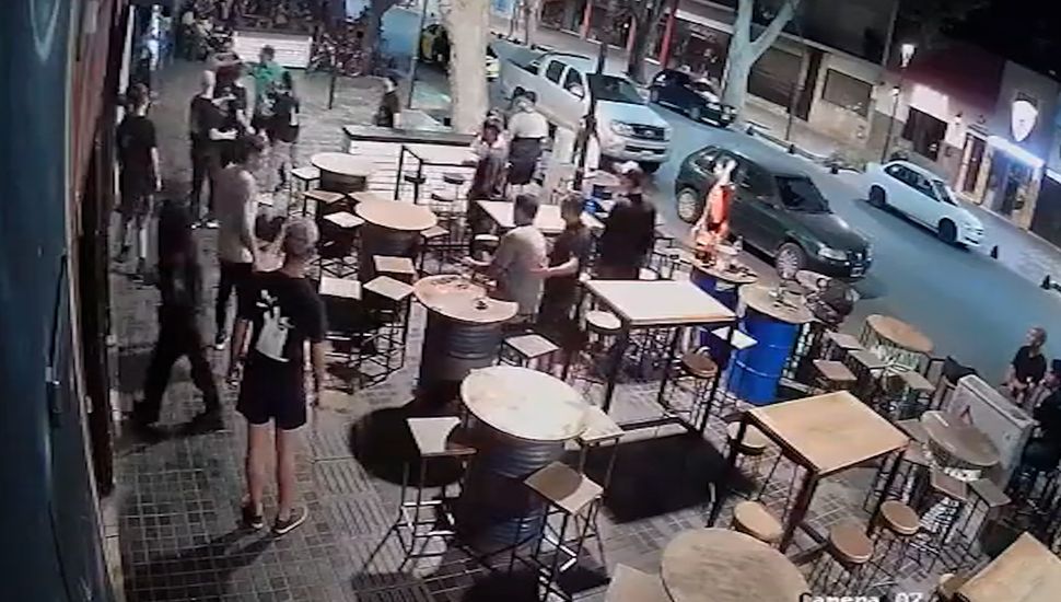 Dos hombres golpearon a una moza en Mendoza