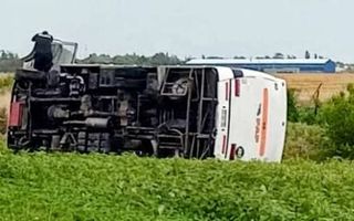 Despiste y vuelco en la Ruta Provincial 45: ocho trabajadores rurales resultaron heridos