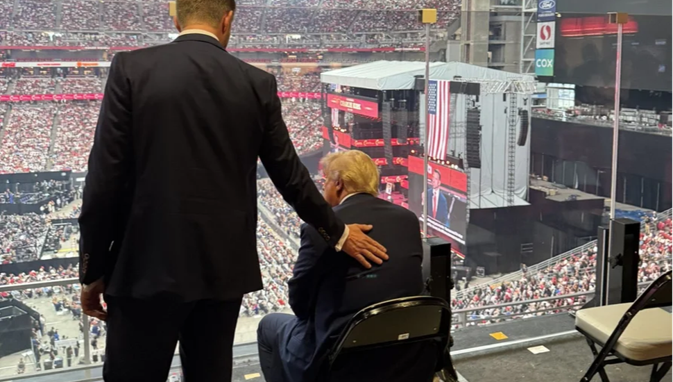 Trump presente en el multitudinario funeral de Charlie Kirk