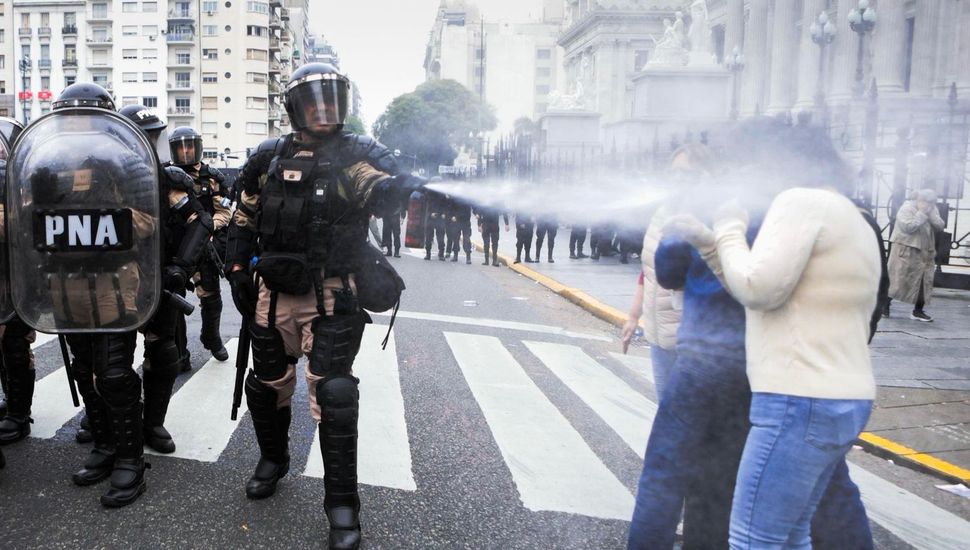 Represión, heridos y detenidos luego del aval en Diputados el veto a la ley de suba de las jubilaciones