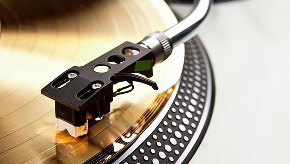 Noche de clásicos: el DJ Oscar Scalbi pasará música en vinilo en el Museo Municipal