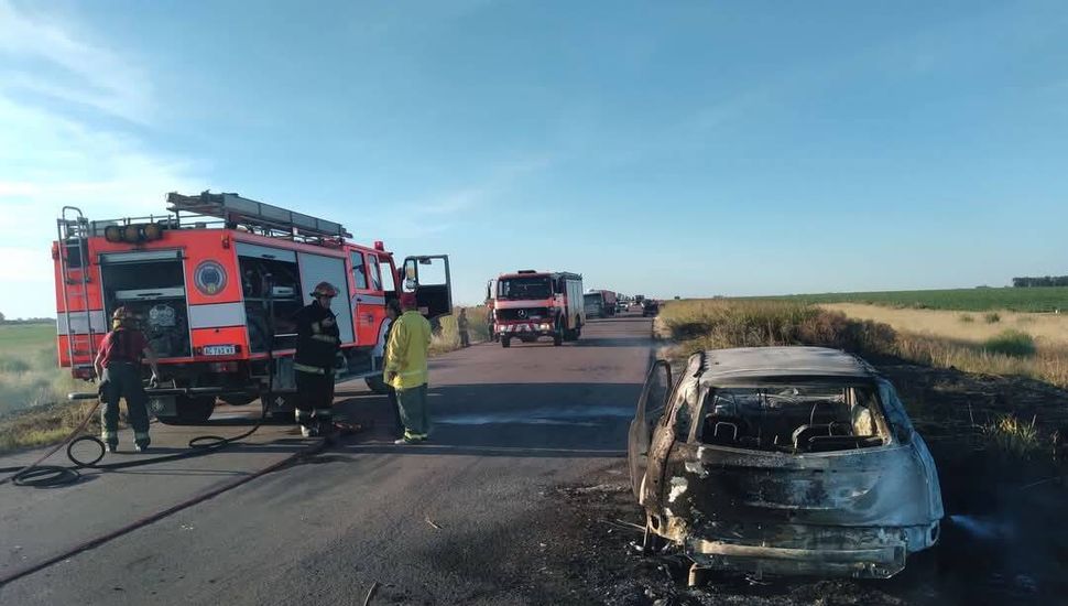 Los bomberos de Rojas e Inés Indart trabajaron en la extinción de un incendio de pastizales en la Ruta 30