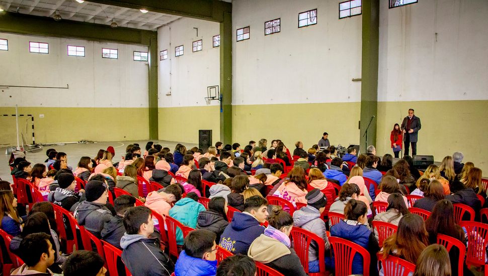 Más de 250 estudiantes de Colón recibieron sus netbooks