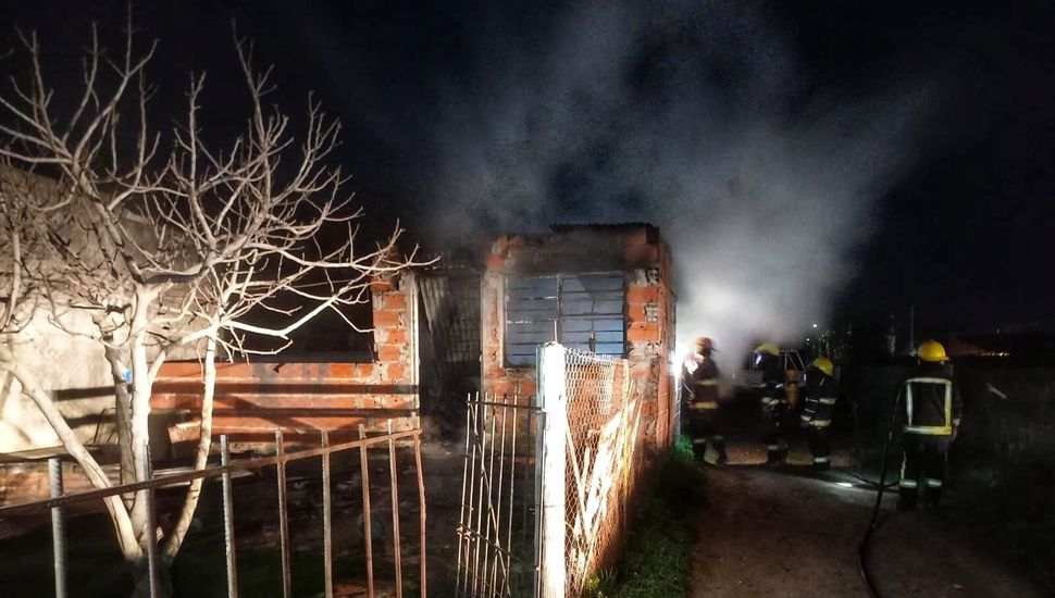 Los bomberos lucharon durante una contra las llamas en un depósito de herramientas