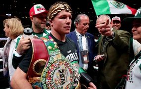 "Canelo" Álvarez retuvo sus títulos supermedianos