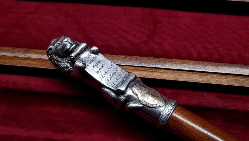 Un pergaminense diseñó un bastón de mando para Javier Millei