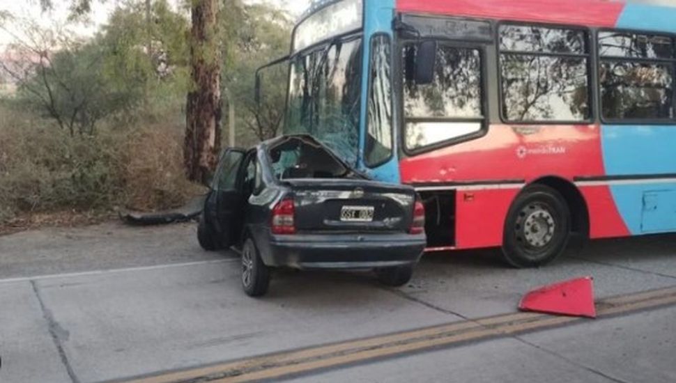 Quiso esquivar un perro y murió al chocar contra un colectivo