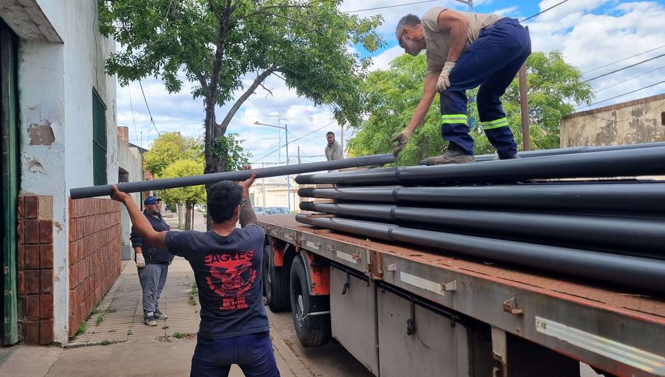 Rojas adquirió 80 postes de luz para seguir renovando el alumbrado público