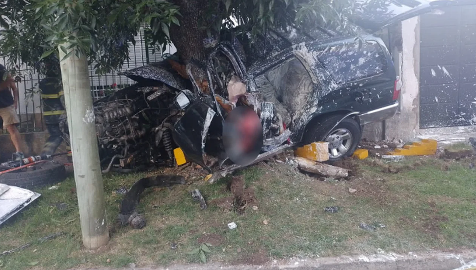 Tres delincuentes fallecieron tras robar una camioneta en Quilmes y chocar contra un árbol