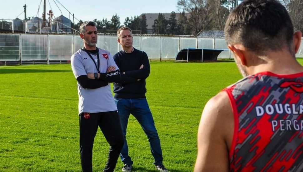 Douglas presentó a Adrián Aranda como nuevo entrenador