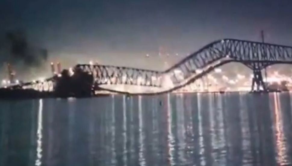 Impactantes imágenes: colapsó un puente en EEUU y decenas de vehículos cayeron al agua
