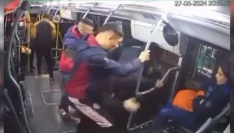 Impresionante video: así fue el robo piraña en un colectivo en Recoleta