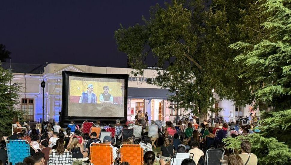 Más de 300 pergaminenses disfrutaron de "Cine bajo las estrellas"