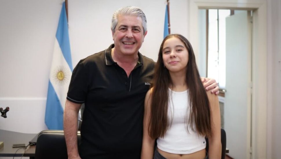 Felicitas Capdevila, campeona nacional de gimnasia, fue recibida por el intendente Martínez