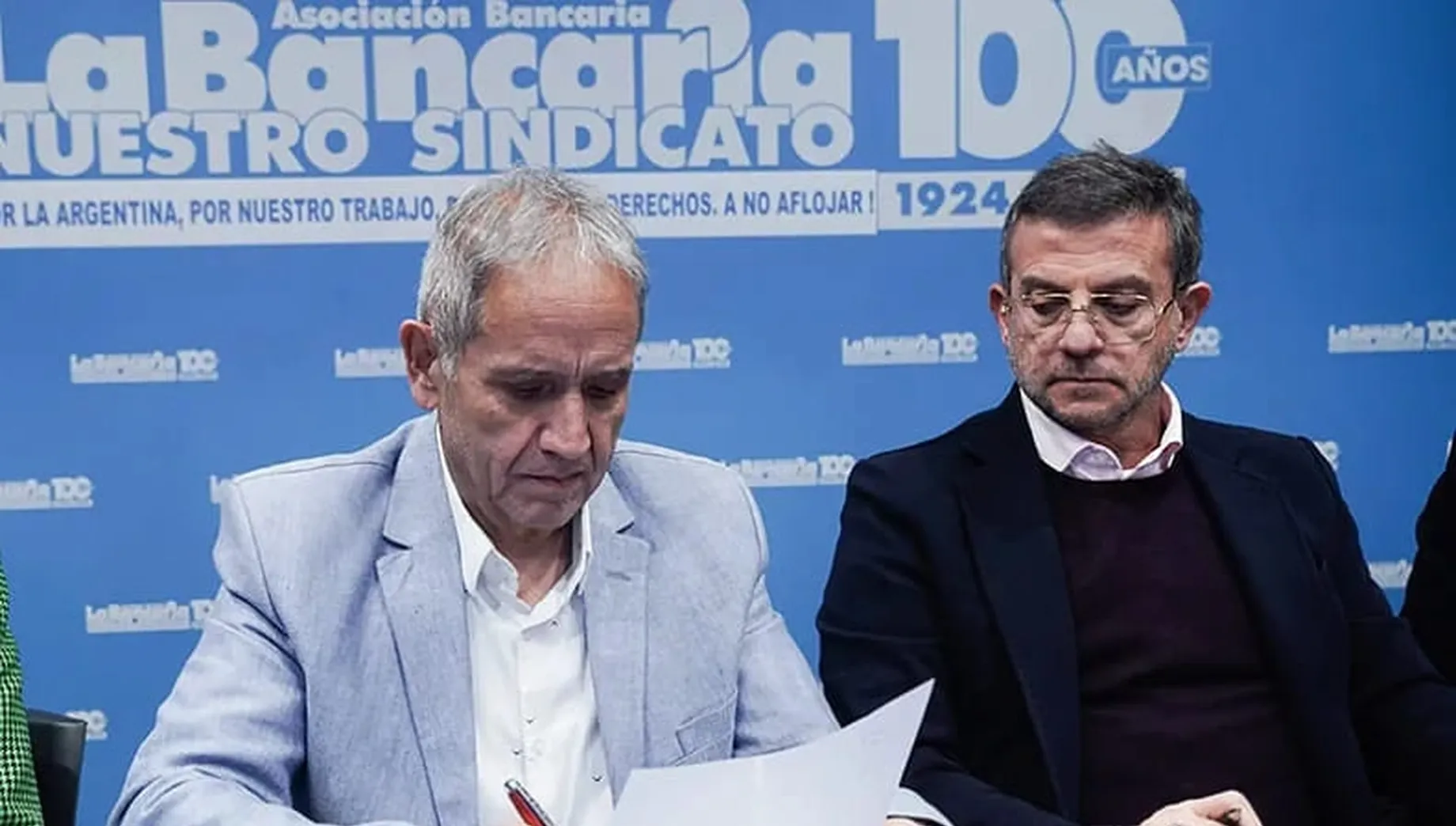 Bancarios acordaron un aumento del 2,9 % • Diario Núcleo