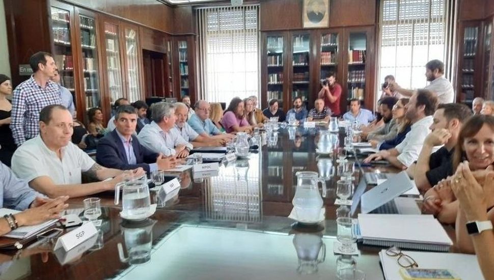 Paritarias provinciales: finalmente se reúnen los estatales pero postergan la de los docentes