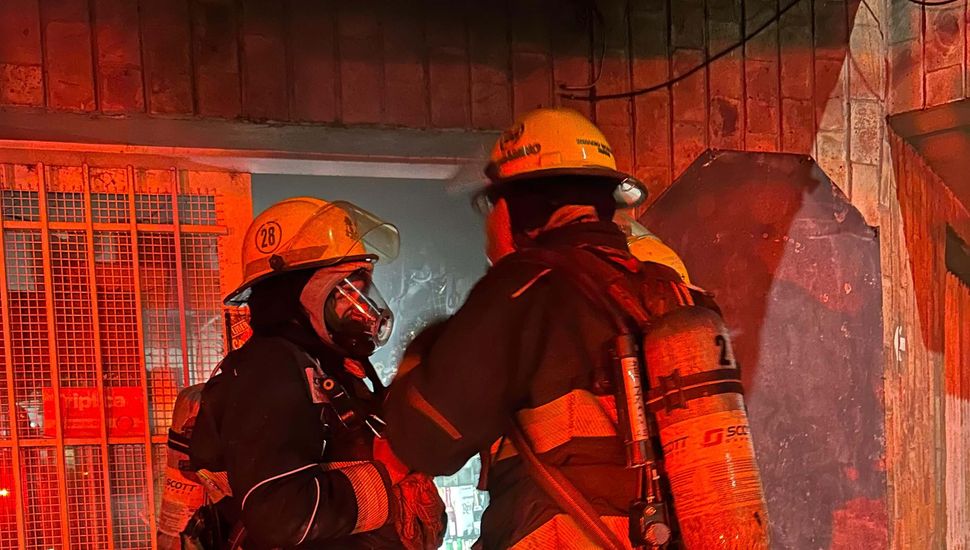 Los bomberos combatieron un incendio en un comercio durante la madrugada