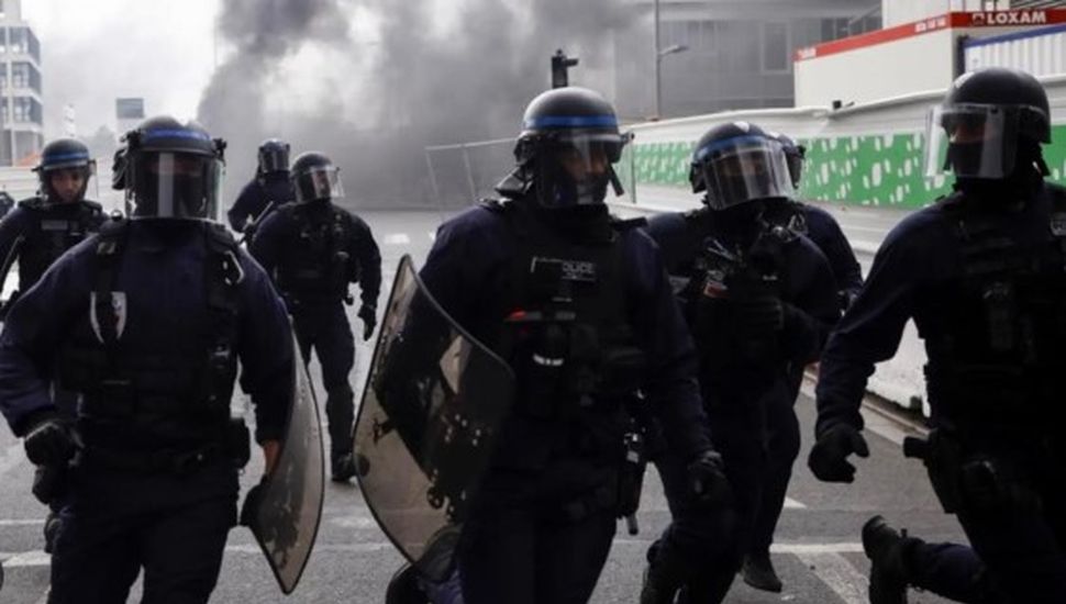 Una tragedia golpea a las protestas en Francia: atropellan a una mujer