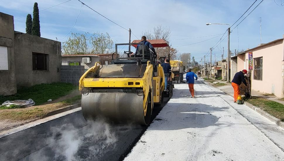 Avanza la obra de asfalto en Rojas: llegó a Evita, Mudynda y Ramos