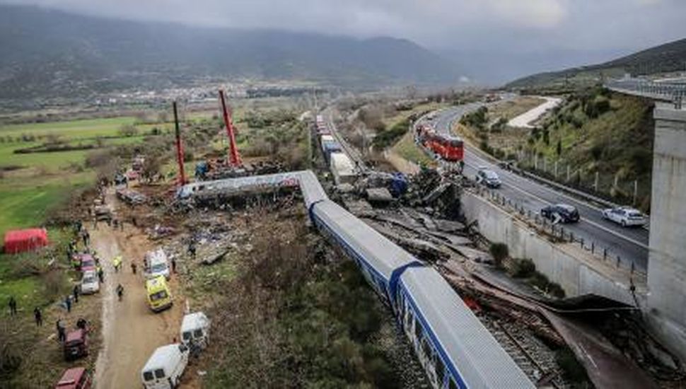 Más de 40 muertos en el choque de dos trenes en Grecia