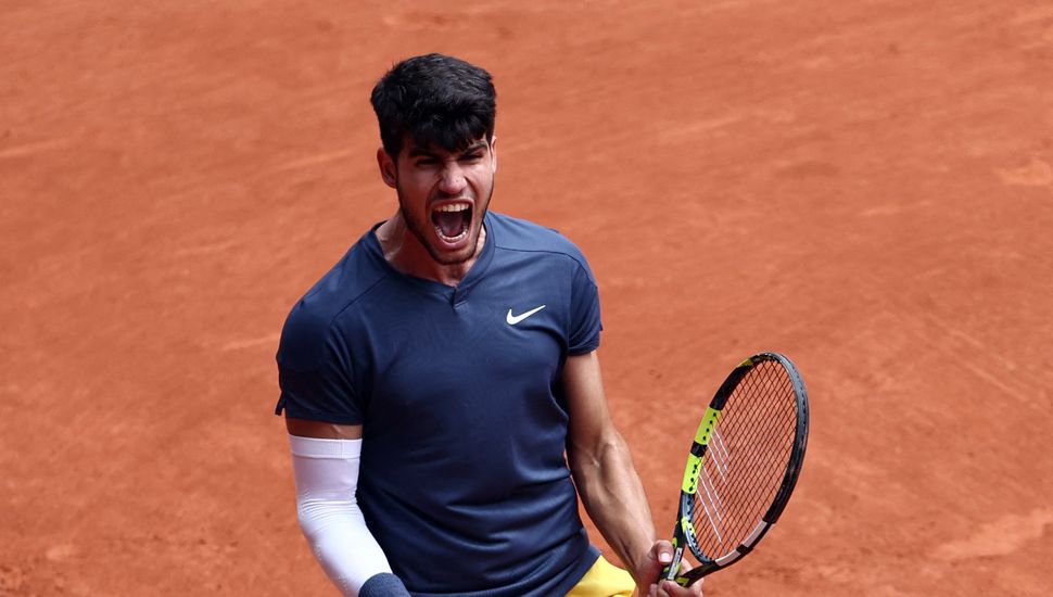 Roland Garros: Alcaraz venció a Auger-Aliassime y se metió  en los cuartos de final